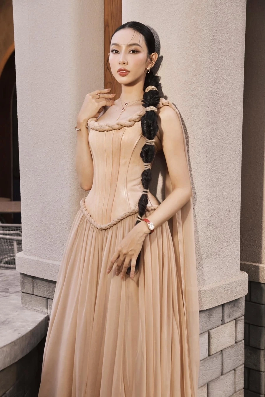 Hoang Thuy Linh Gieo Quẻ tạo ra không khí vui tươi, đem lại tài lộc cho năm mới.