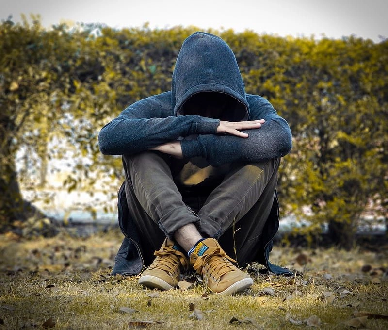 Hình ảnh đại diện Facebook buồn, phản ánh sự cô đơn trong lòng