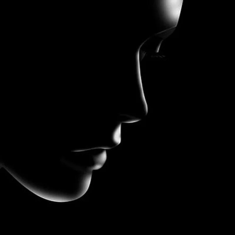 Ảnh avatar Facebook đen, đơn giản nhưng cực kỳ ấn tượng