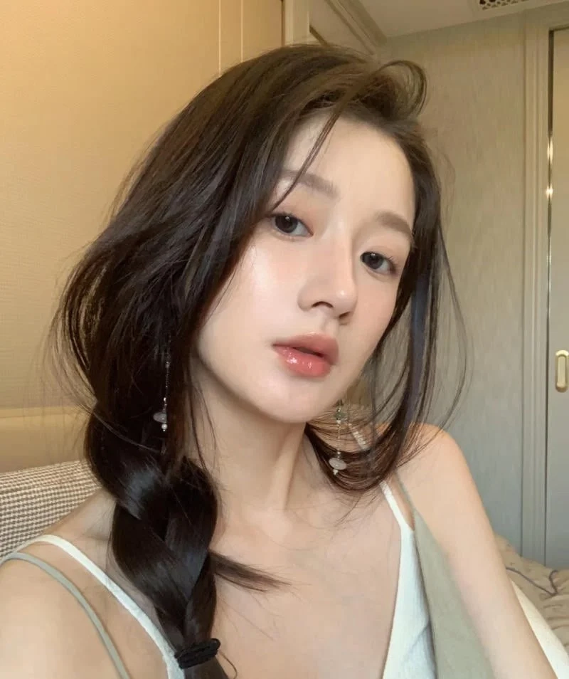 Ảnh đại diện nữ đẹp, thể hiện sự duyên dáng và quyến rũ