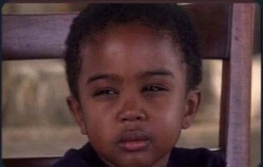 Nụ cười đầy bối rối của meme anh da đen gãi đầu cười lan truyền khắp mạng