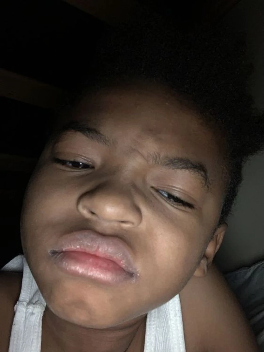 Hình ảnh meme cô gái và 5 anh da đen gây tò mò và tranh cãi trên mạng