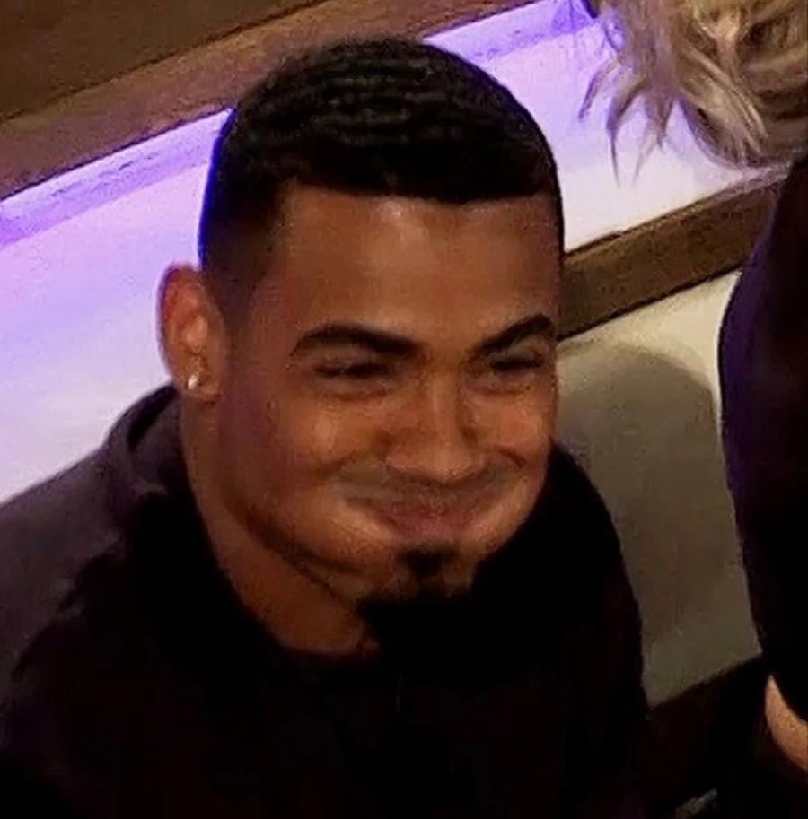 Khoảnh khắc meme da đen nhìn xa xăm gây bão mạng với nét mặt đầy tâm trạng