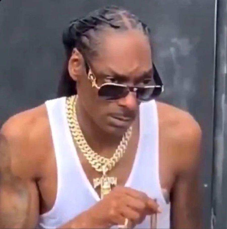 Biểu cảm meme anh da đen giơ tay thể hiện sự đầu hàng hài hước