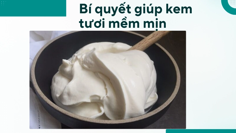 Đánh bông kem tươi đạt chóp mềm giúp kết cấu kem xốp mịn tự nhiên