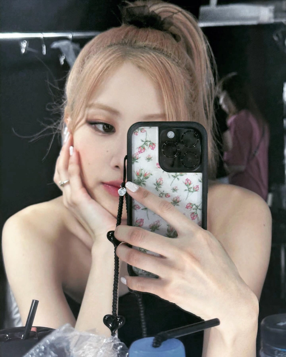 Ảnh gái xinh mỹ thể hiện phong cách phóng khoáng