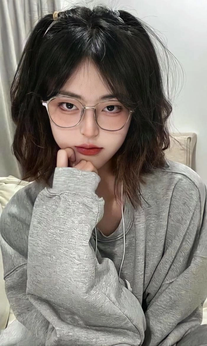 Ảnh gái xinh tóc ngắn cute nhìn rất đáng yêu