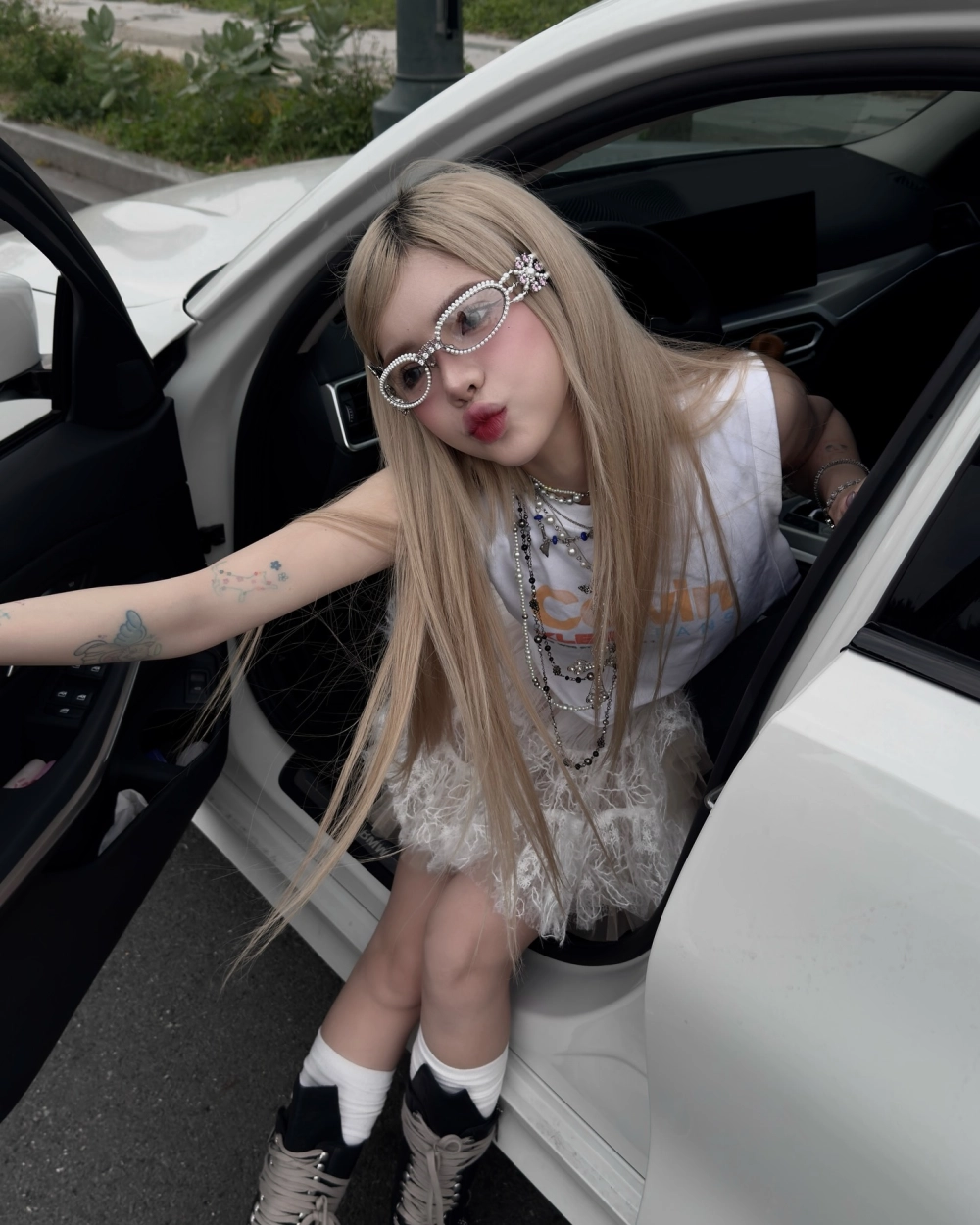 Cô gái tóc ngắn đơn giản nhưng rất thu hút