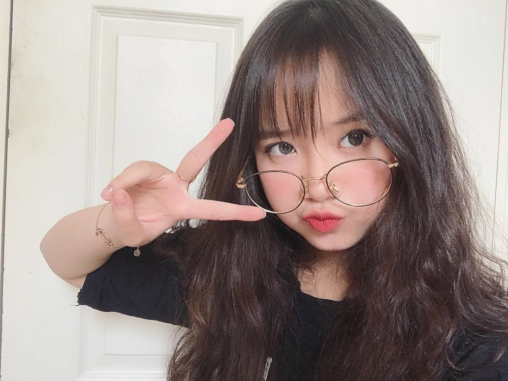 Cô gái anime đẹp trong trẻo và rất cuốn