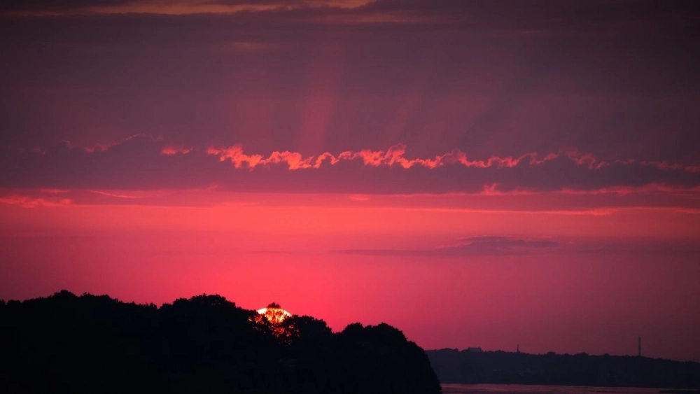 Đường phố vắng người gợi nỗi buồn sâu