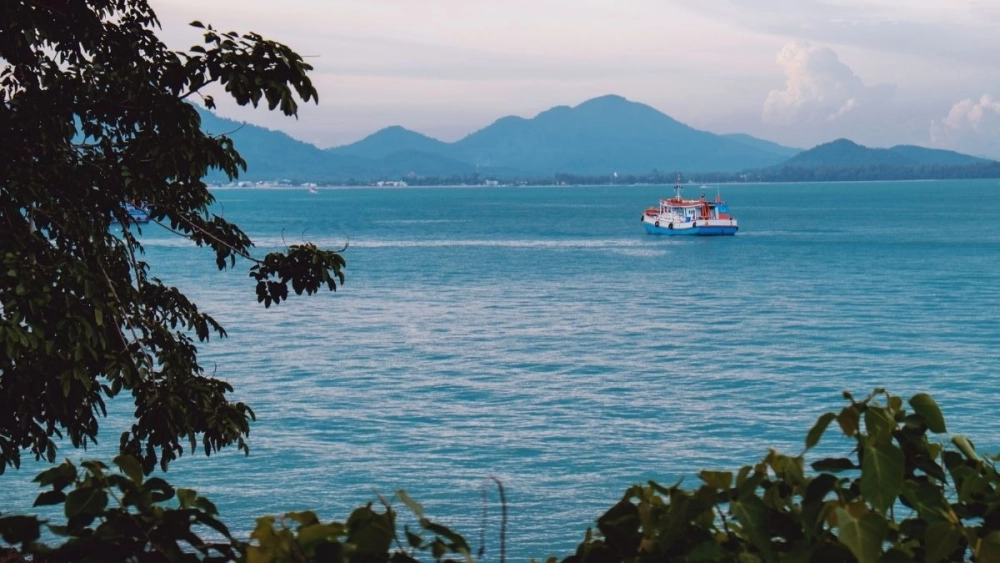 Phố vắng lặng lẽ gợi cảm giác cô đơn