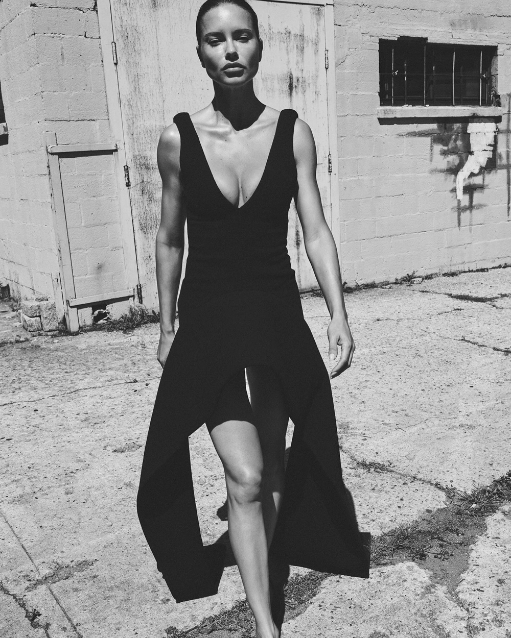 Adriana Lima 90s mang vẻ đẹp cổ điển và quyến rũ.