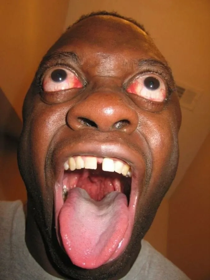 Hình ảnh meme chế giúp biểu đạt cảm xúc hài hước.