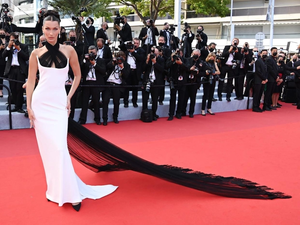 Bella Hadid Cannes luôn gây ấn tượng với thảm đỏ.