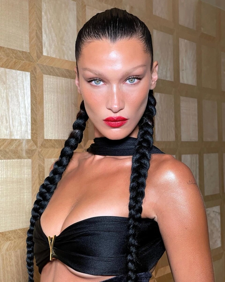 Bella Hadid in Cannes nổi bật với thần thái sang trọng.