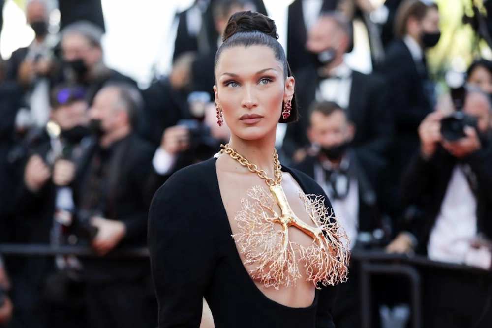 Bella Hadid perfume thể hiện phong cách quyến rũ riêng biệt.