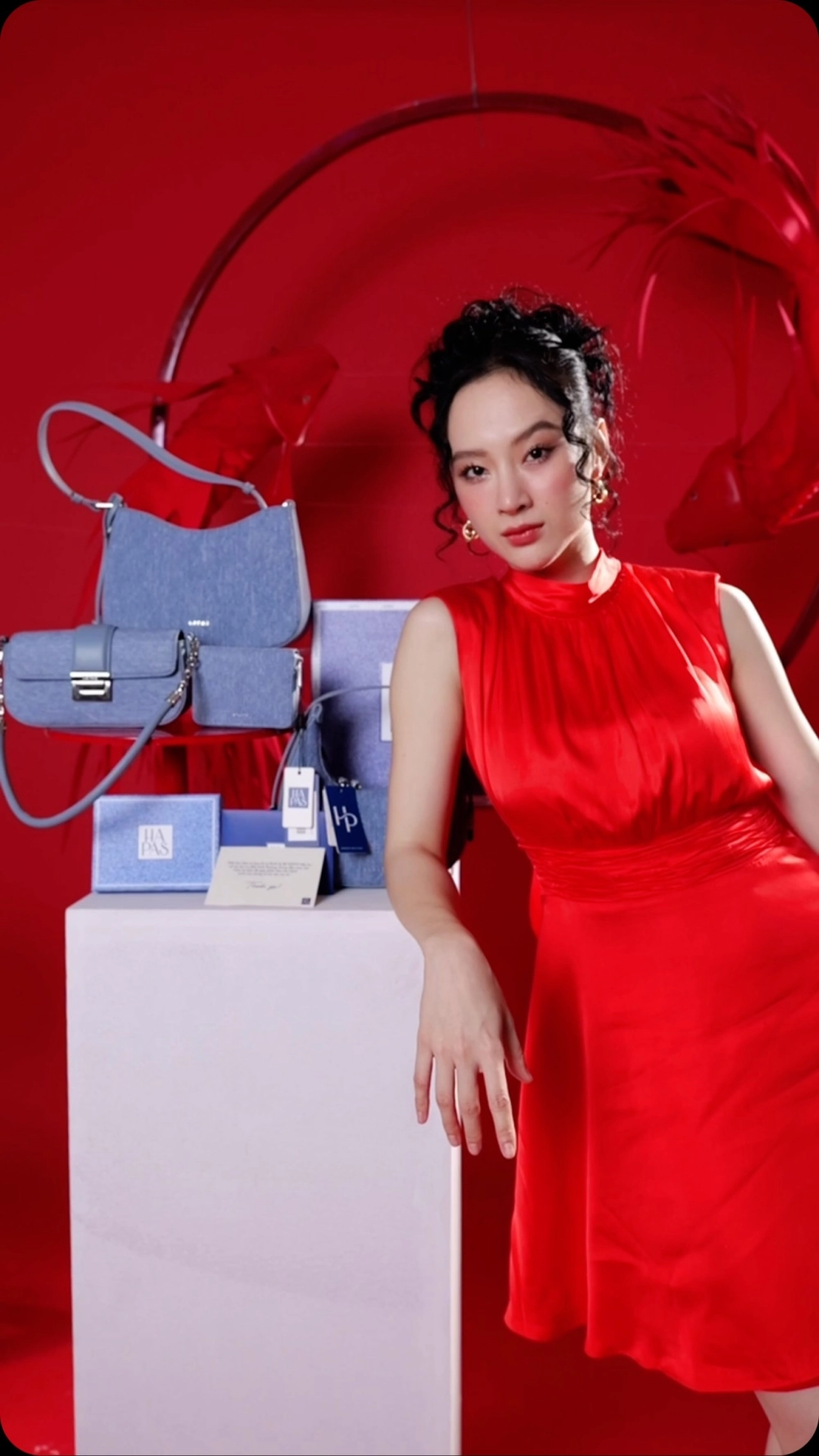 Con gái xinh đẹp dễ gây thiện cảm.