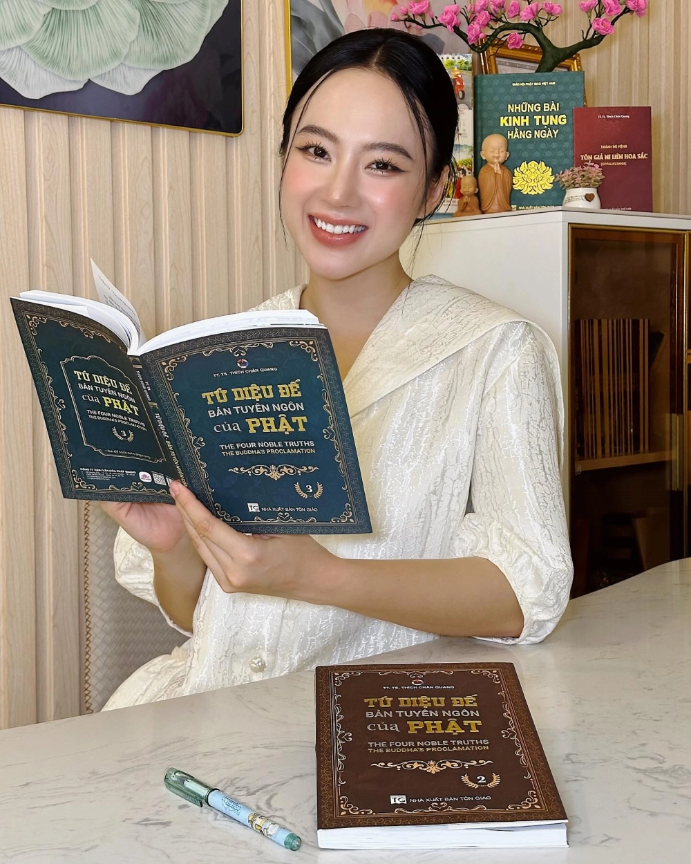 Con gái đẹp xinh nổi bật tự nhiên.