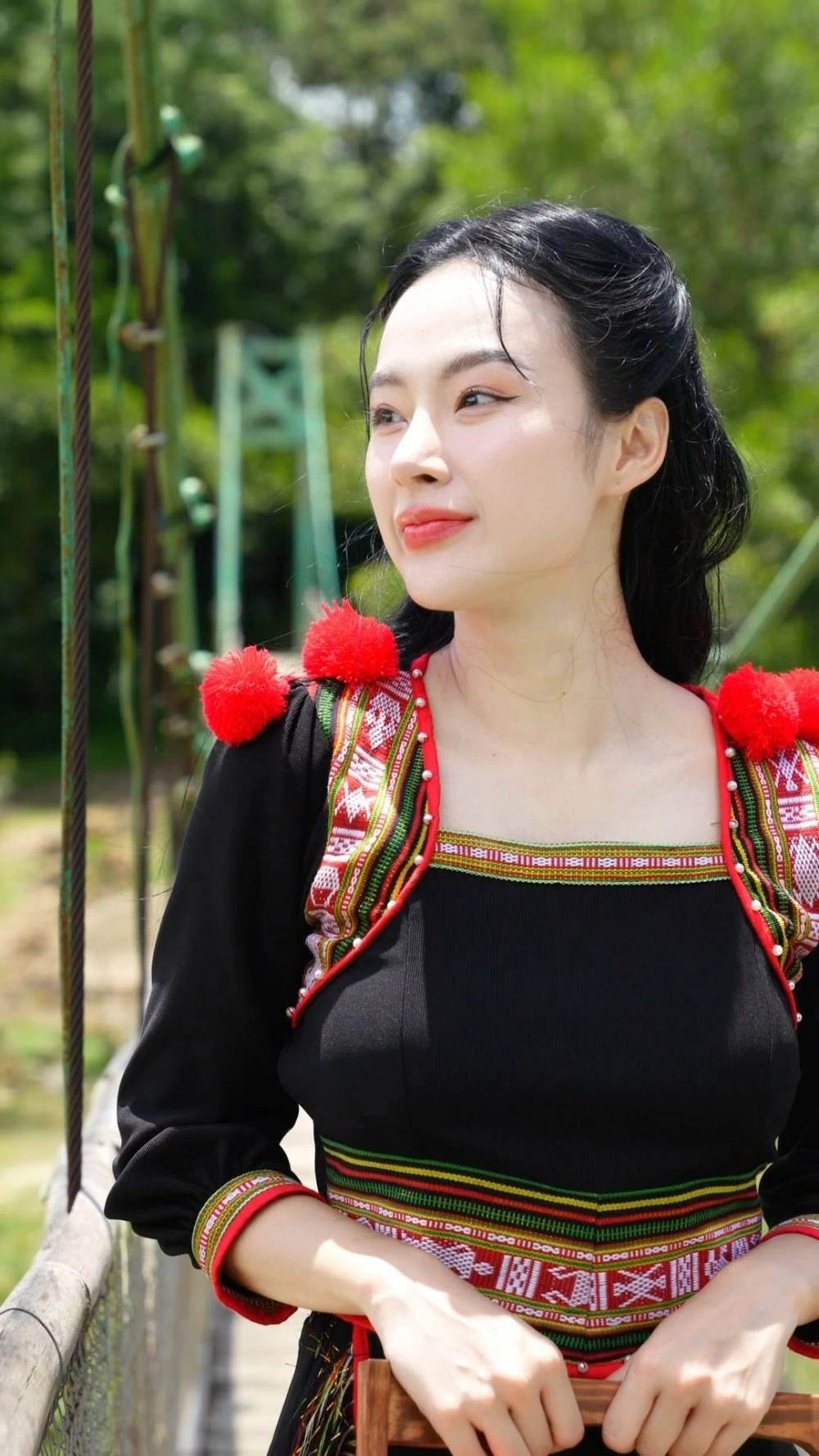 Con gái nét thanh tú cuốn hút.