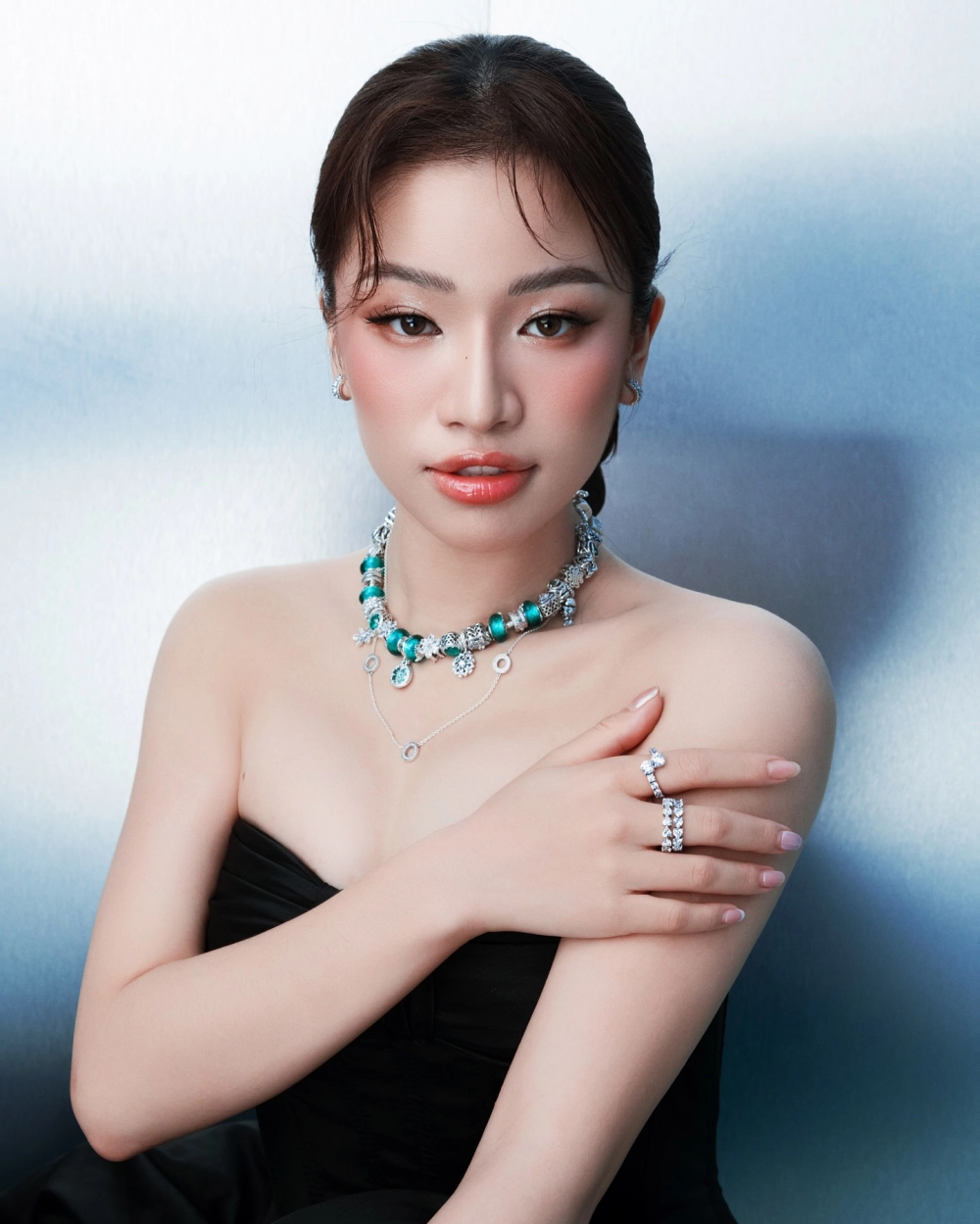 Cô gái châu Á xinh đẹp nổi bật.