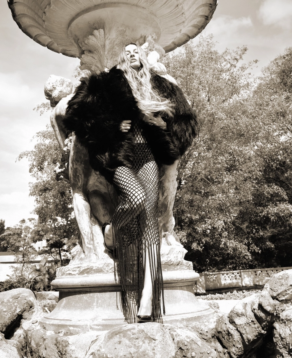 Gisele Bündchen young gây ấn tượng với vẻ đẹp tự nhiên.