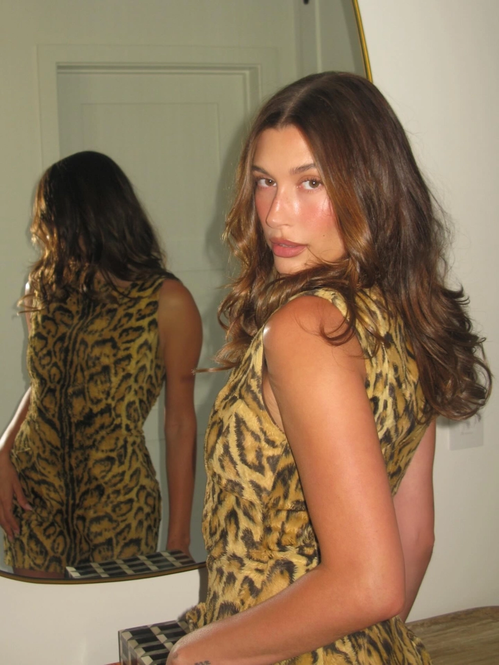 Hailey Bieber âge là thông tin được tìm kiếm nhiều.