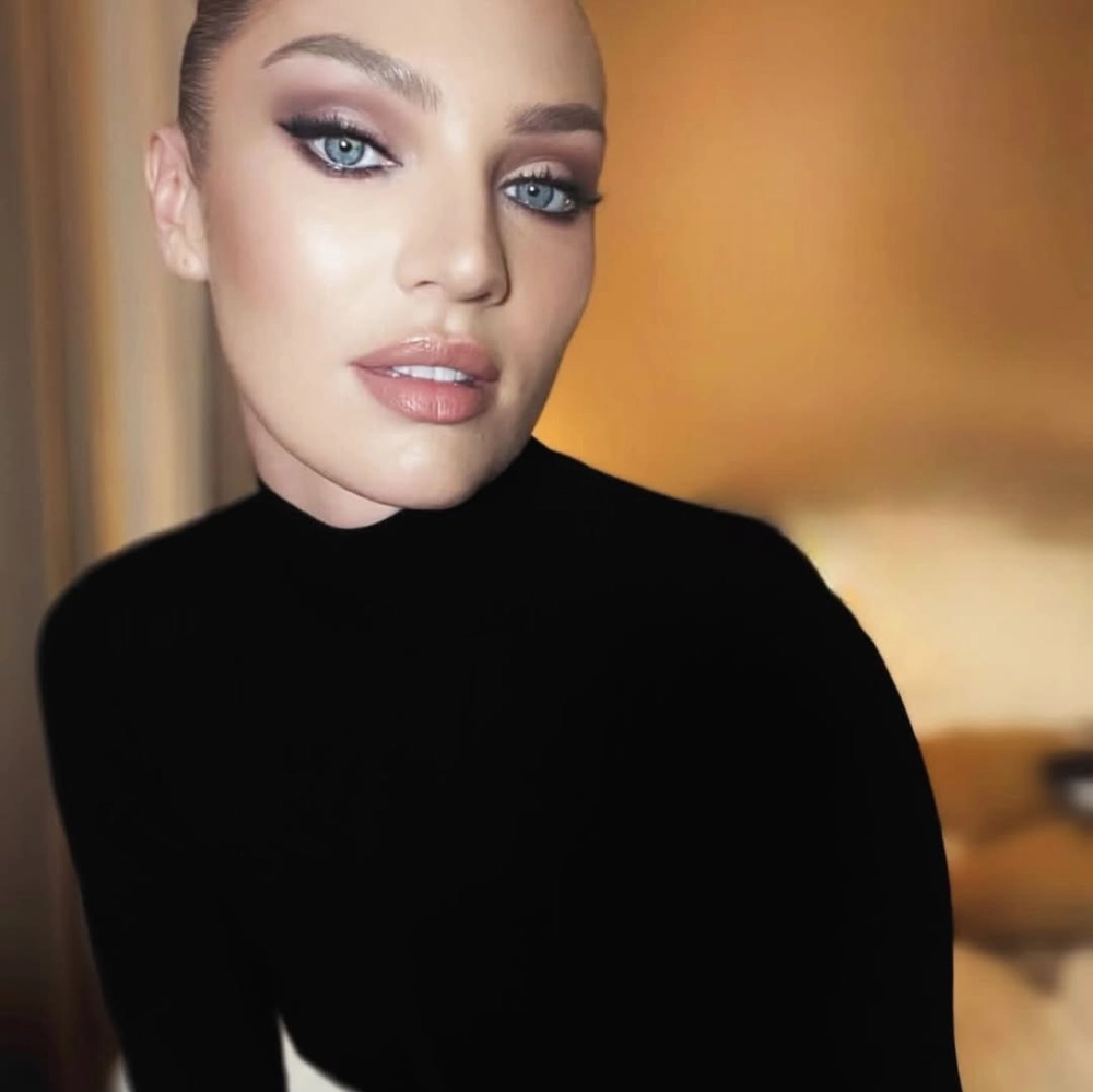 Cập nhật những hoạt động mới nhất và dự án thời trang nổi bật của candice swanepoel 2024.