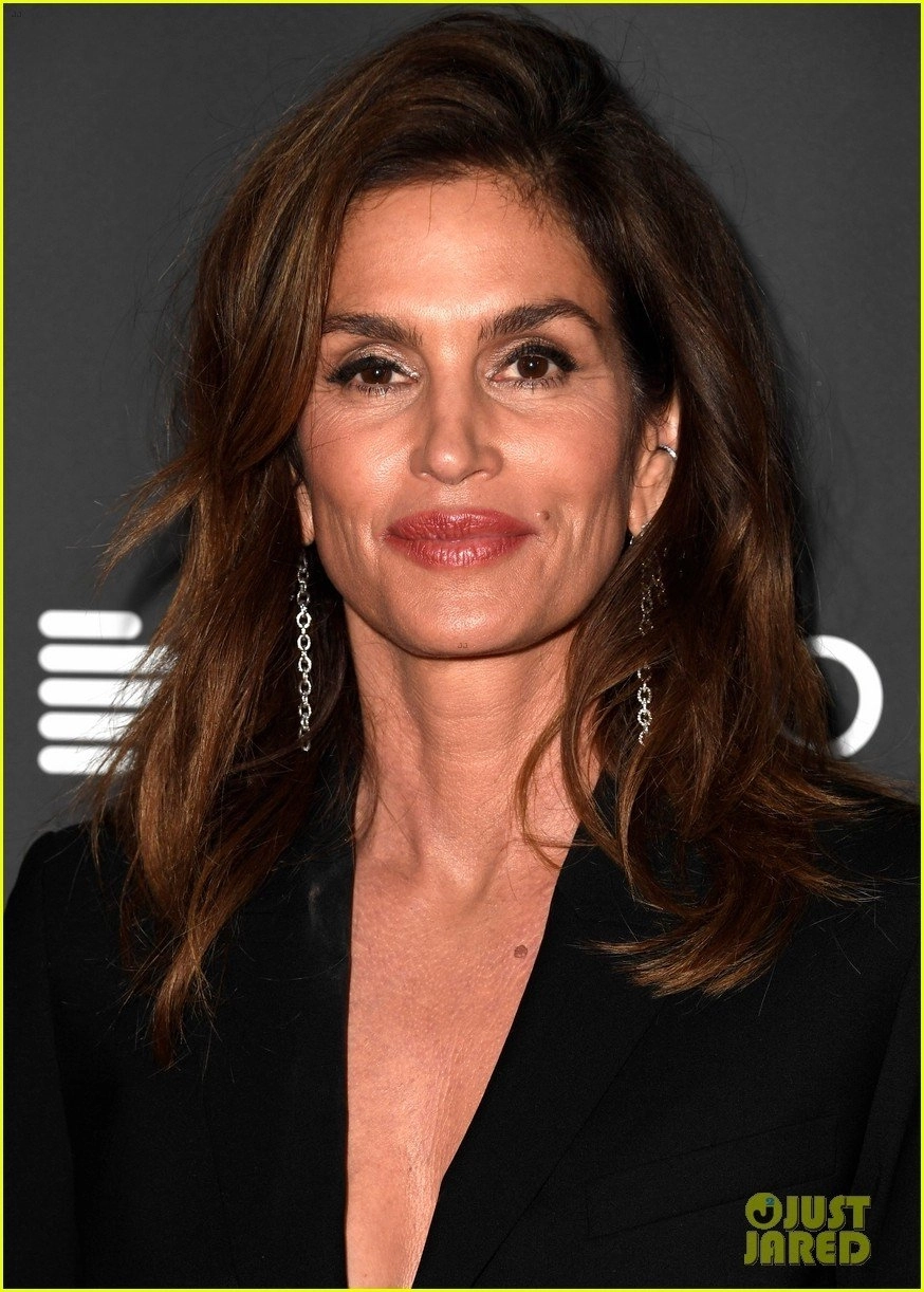 Nhiều người hâm mộ luôn tò mò how old is cindy crawford khi cô vẫn giữ được vẻ ngoài trẻ trung.