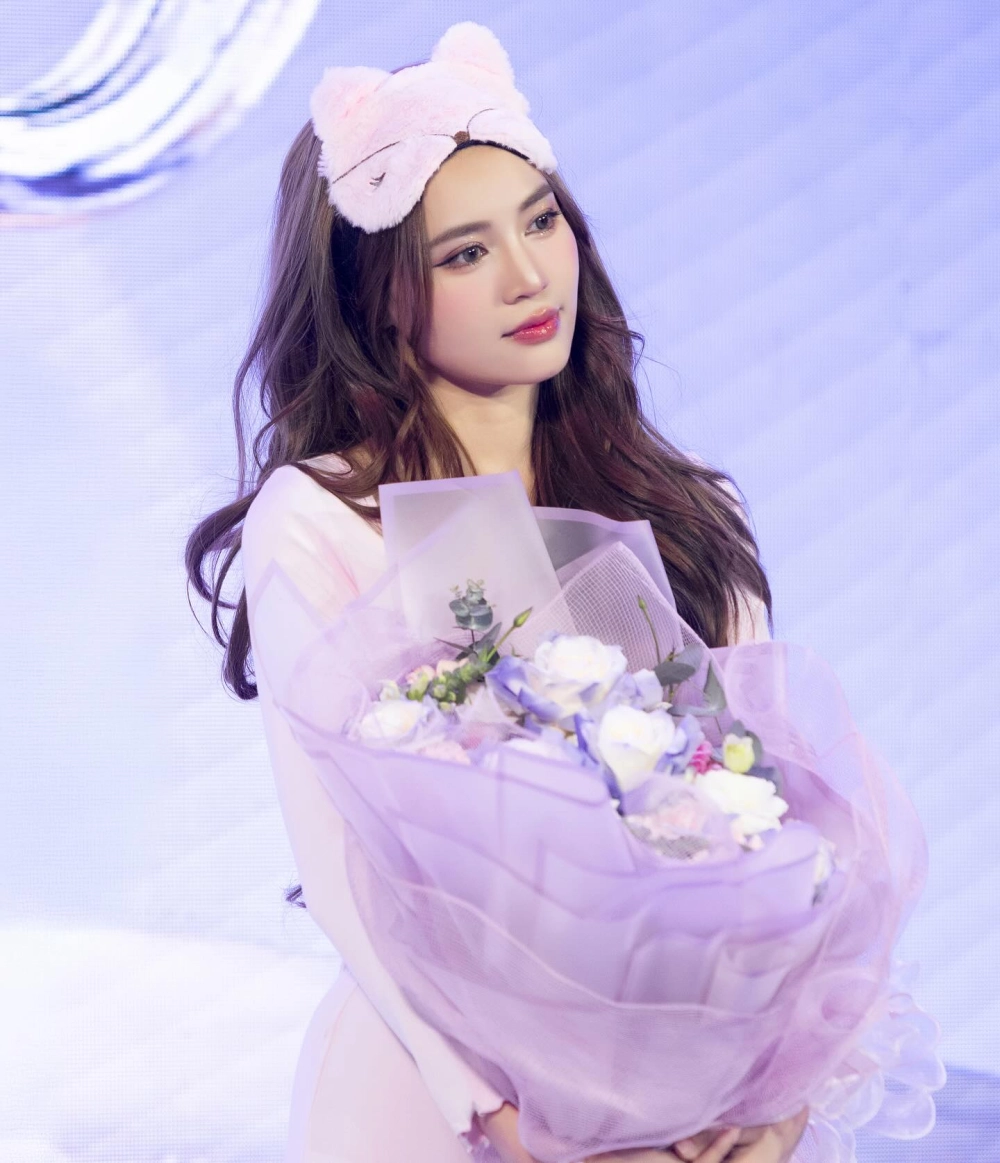 Những khoảnh khắc đời thường cực đáng yêu được ghi lại trong hình ảnh be gái cute.