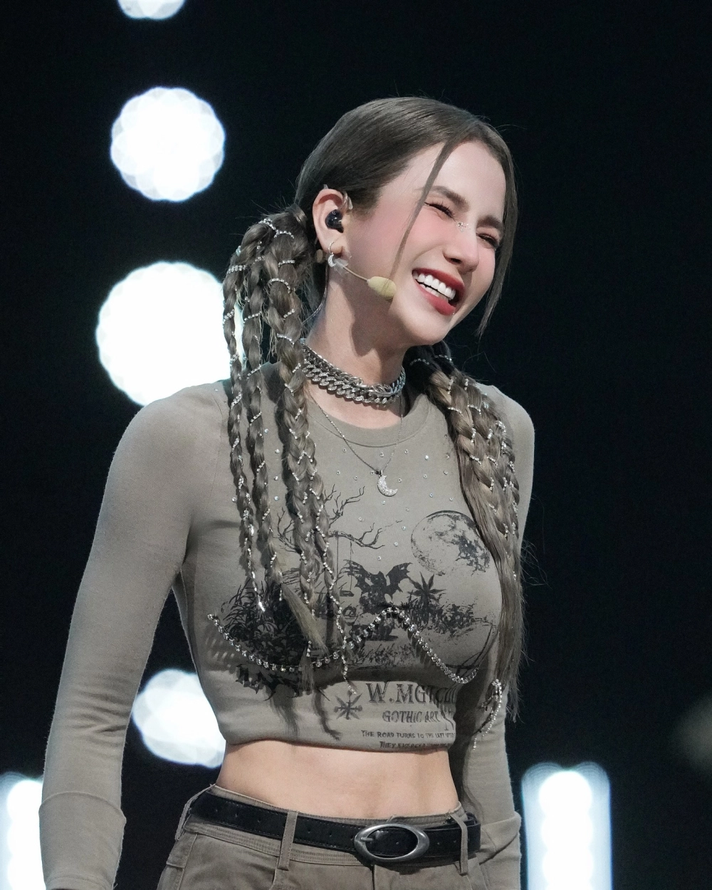 Vẻ đẹp cơ bắp săn chắc và năng động của các cô nàng gái đẹp body fitness.