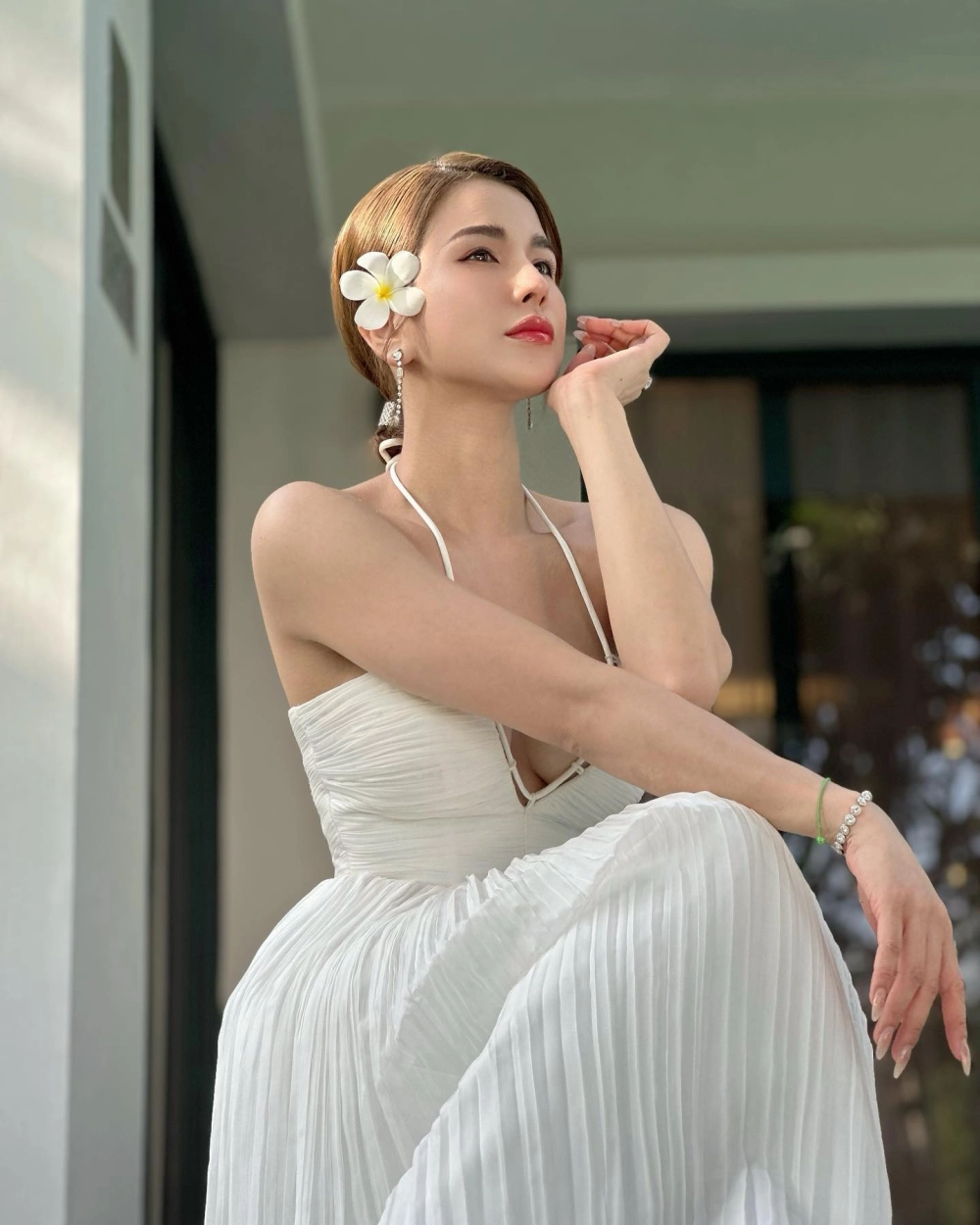 Khoảnh khắc tự tin thả dáng bên bờ biển của những nàng gái đẹp khoe dáng.