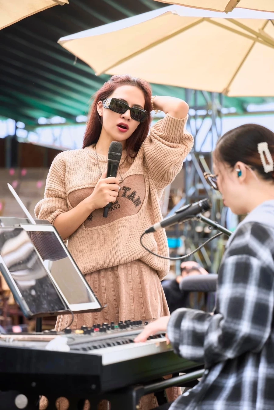 Cài đặt ngay wallpaper gái hot chất lượng cao để làm đẹp màn hình điện thoại.